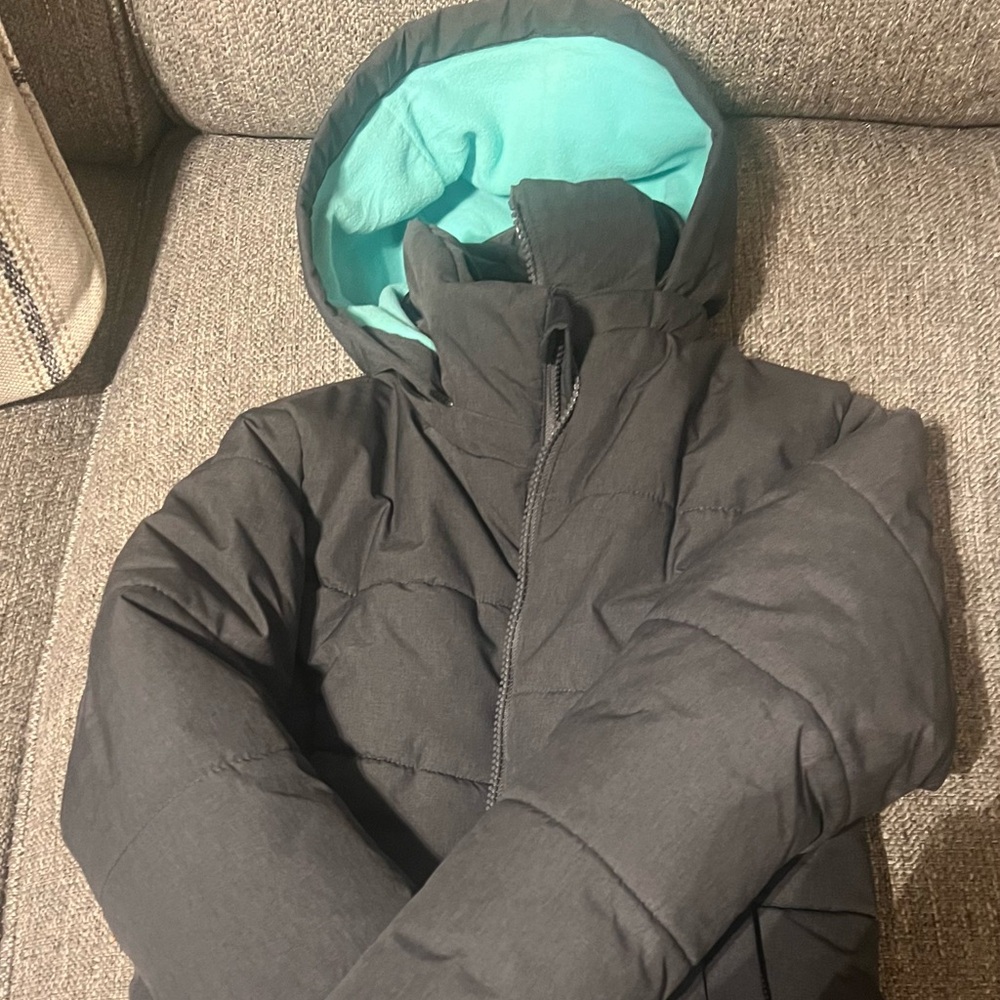 Girls puffer coat size 7/8 Gray with Aqua lining comes with a hood attached.